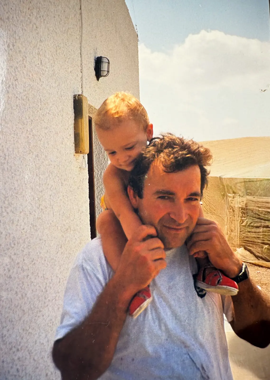 Nuestro padre con un niño a hombros en la finca